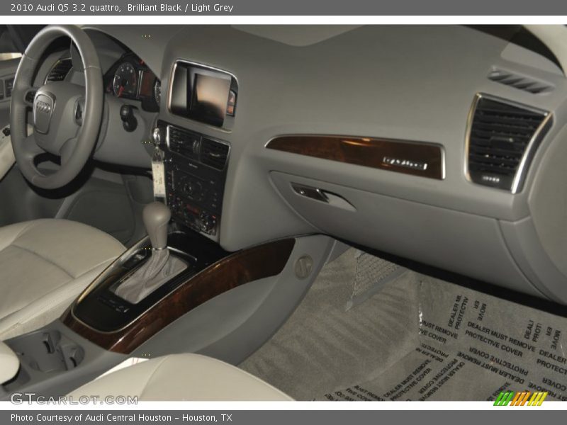 Brilliant Black / Light Grey 2010 Audi Q5 3.2 quattro