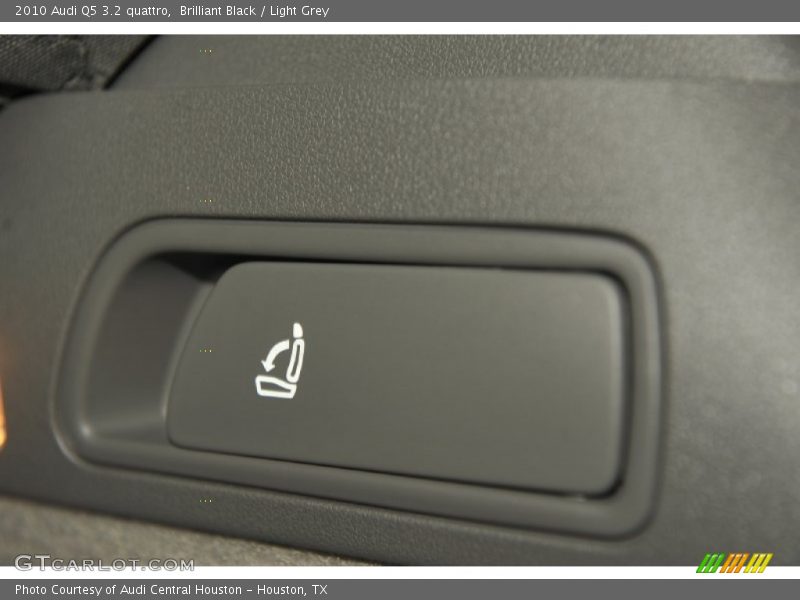 Brilliant Black / Light Grey 2010 Audi Q5 3.2 quattro
