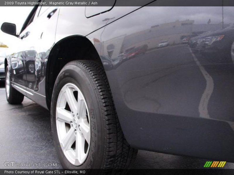 Magnetic Gray Metallic / Ash 2009 Toyota Highlander