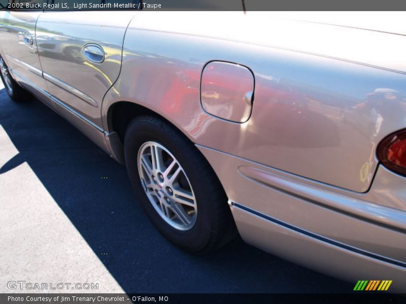 Light Sandrift Metallic / Taupe 2002 Buick Regal LS