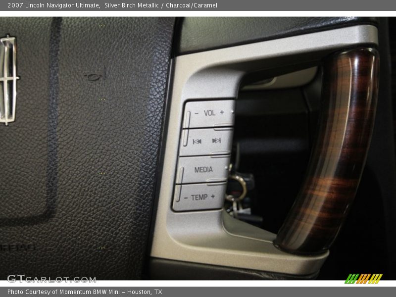 Controls of 2007 Navigator Ultimate