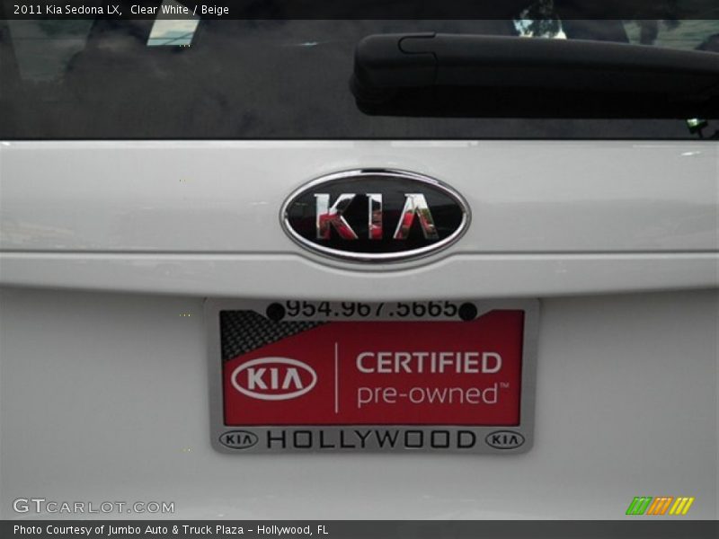 Clear White / Beige 2011 Kia Sedona LX