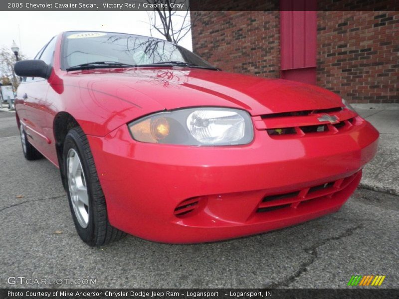 Victory Red / Graphite Gray 2005 Chevrolet Cavalier Sedan
