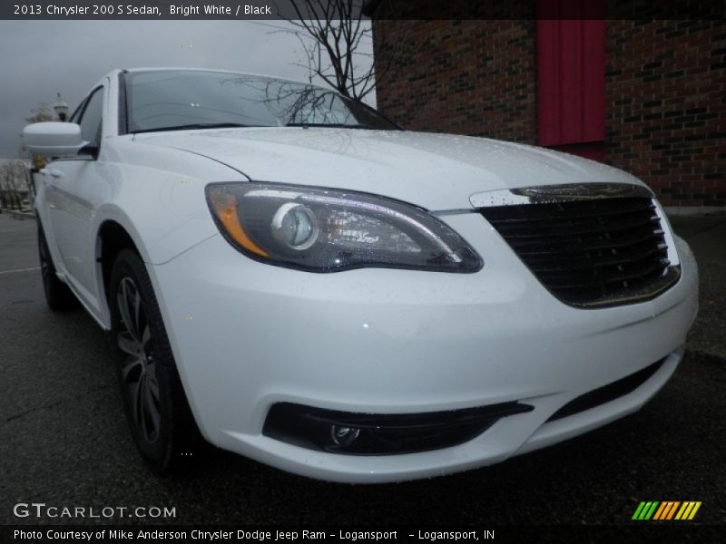 Bright White / Black 2013 Chrysler 200 S Sedan