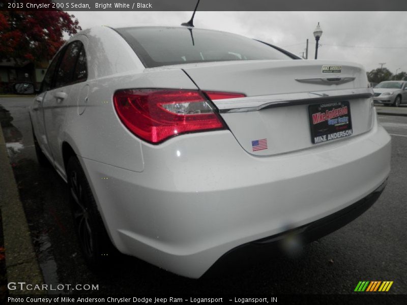 Bright White / Black 2013 Chrysler 200 S Sedan