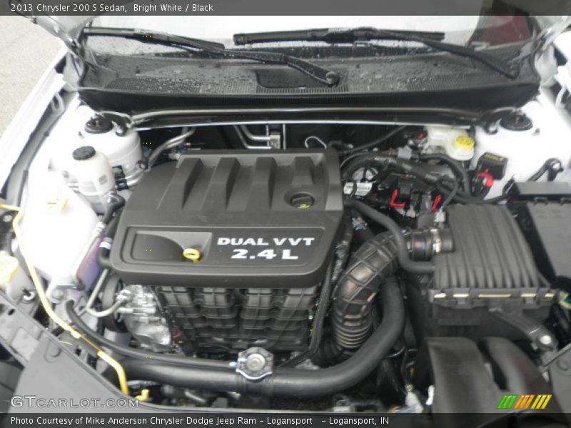 Bright White / Black 2013 Chrysler 200 S Sedan