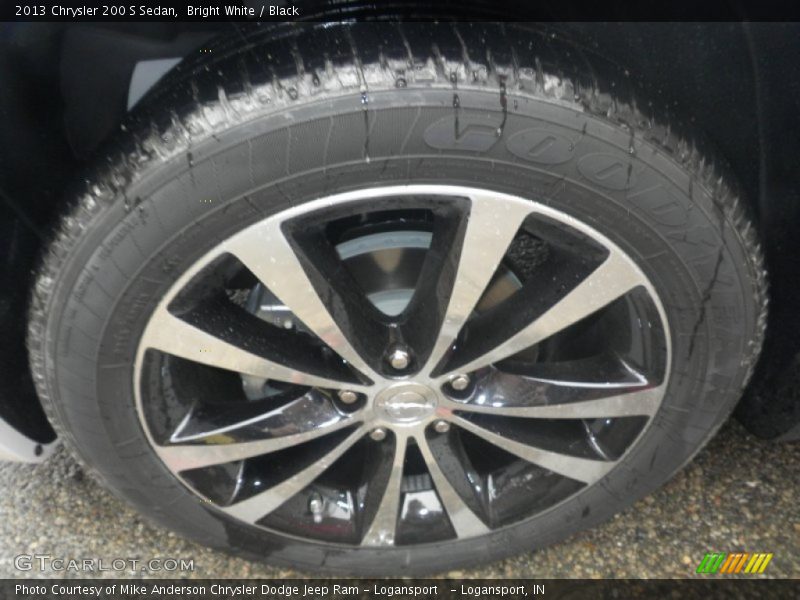 Bright White / Black 2013 Chrysler 200 S Sedan