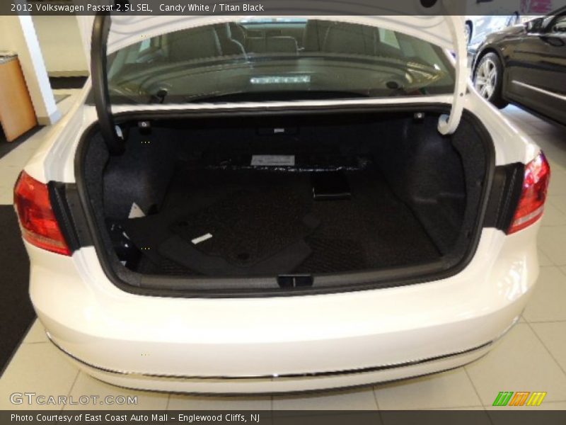 Candy White / Titan Black 2012 Volkswagen Passat 2.5L SEL