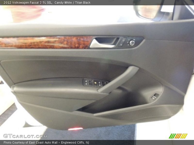 Candy White / Titan Black 2012 Volkswagen Passat 2.5L SEL