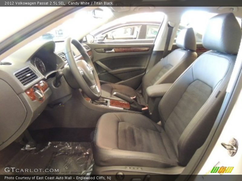 Candy White / Titan Black 2012 Volkswagen Passat 2.5L SEL