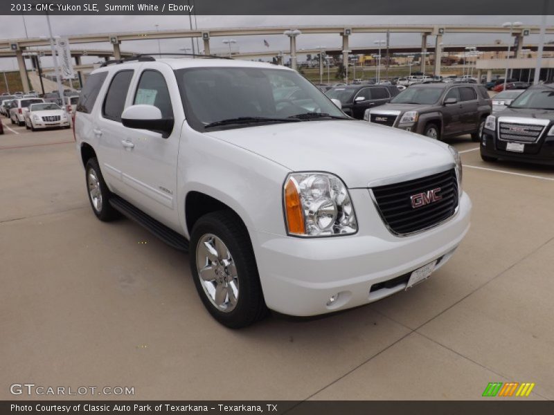 Front 3/4 View of 2013 Yukon SLE