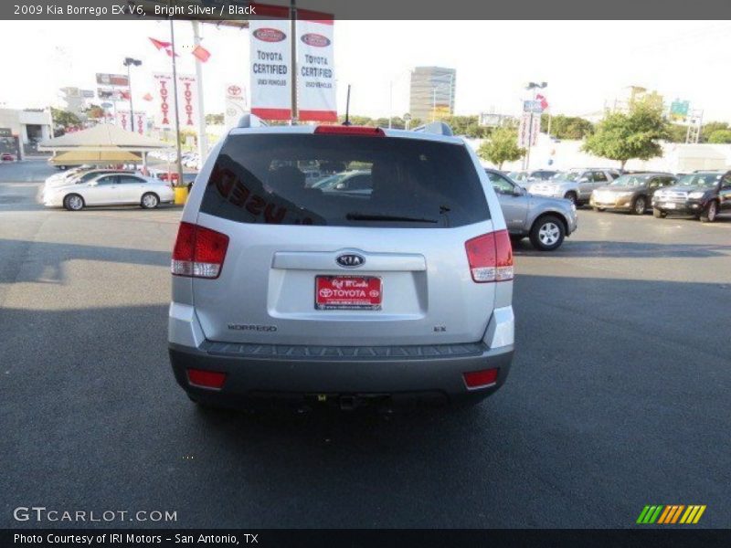 Bright Silver / Black 2009 Kia Borrego EX V6