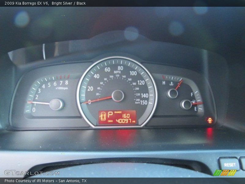 Bright Silver / Black 2009 Kia Borrego EX V6