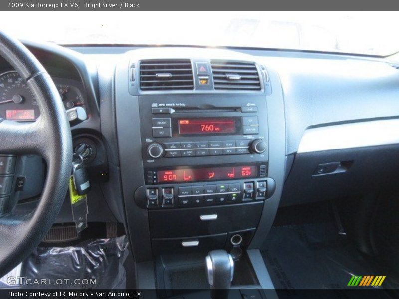 Bright Silver / Black 2009 Kia Borrego EX V6