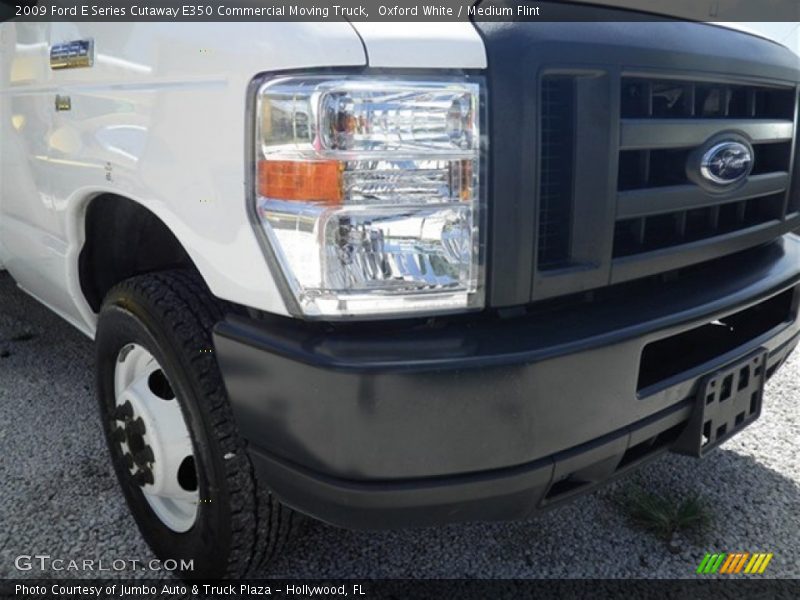 Oxford White / Medium Flint 2009 Ford E Series Cutaway E350 Commercial Moving Truck