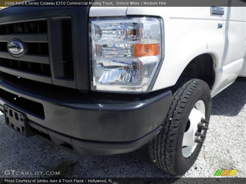 Oxford White / Medium Flint 2009 Ford E Series Cutaway E350 Commercial Moving Truck