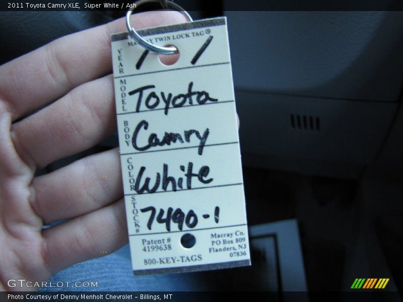Super White / Ash 2011 Toyota Camry XLE