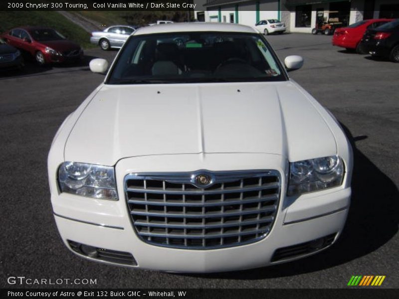 Cool Vanilla White / Dark Slate Gray 2009 Chrysler 300 Touring