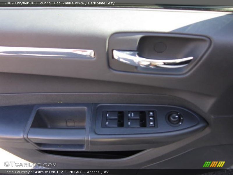 Cool Vanilla White / Dark Slate Gray 2009 Chrysler 300 Touring