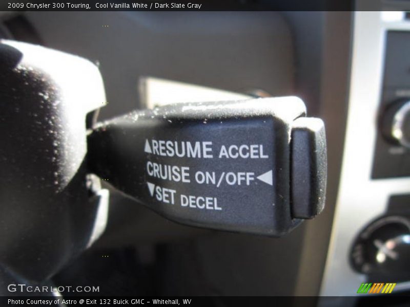 Cool Vanilla White / Dark Slate Gray 2009 Chrysler 300 Touring