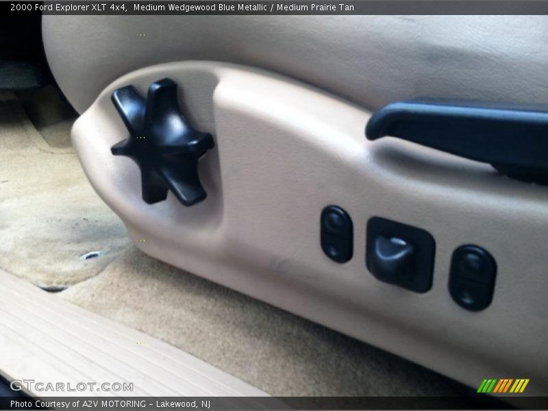 Medium Wedgewood Blue Metallic / Medium Prairie Tan 2000 Ford Explorer XLT 4x4