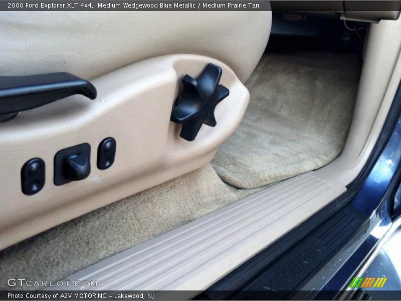Medium Wedgewood Blue Metallic / Medium Prairie Tan 2000 Ford Explorer XLT 4x4