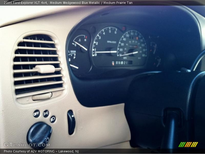 Medium Wedgewood Blue Metallic / Medium Prairie Tan 2000 Ford Explorer XLT 4x4