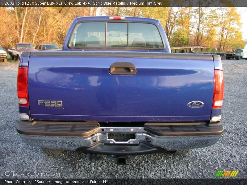 Sonic Blue Metallic / Medium Flint Grey 2003 Ford F250 Super Duty XLT Crew Cab 4x4