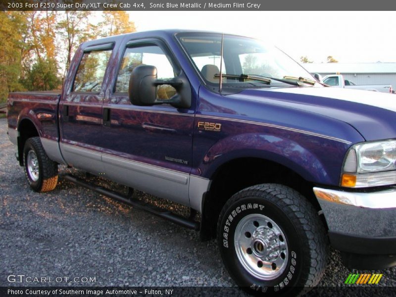 Sonic Blue Metallic / Medium Flint Grey 2003 Ford F250 Super Duty XLT Crew Cab 4x4