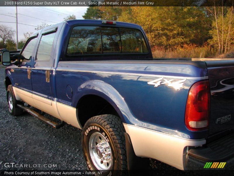 Sonic Blue Metallic / Medium Flint Grey 2003 Ford F250 Super Duty XLT Crew Cab 4x4