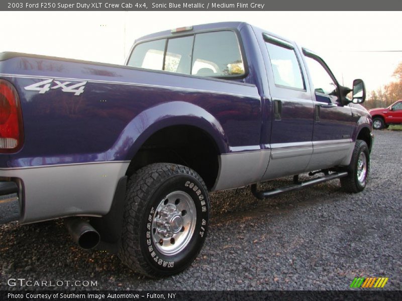 Sonic Blue Metallic / Medium Flint Grey 2003 Ford F250 Super Duty XLT Crew Cab 4x4