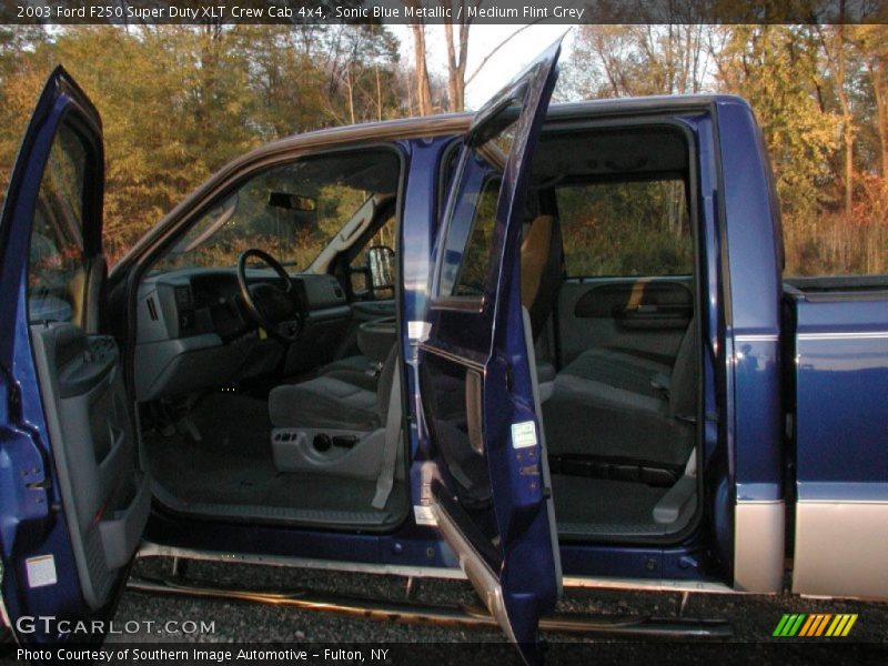 Sonic Blue Metallic / Medium Flint Grey 2003 Ford F250 Super Duty XLT Crew Cab 4x4