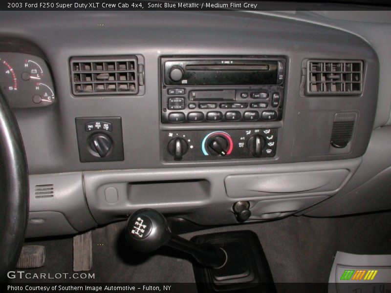 Sonic Blue Metallic / Medium Flint Grey 2003 Ford F250 Super Duty XLT Crew Cab 4x4