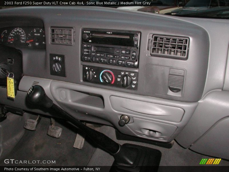 Sonic Blue Metallic / Medium Flint Grey 2003 Ford F250 Super Duty XLT Crew Cab 4x4