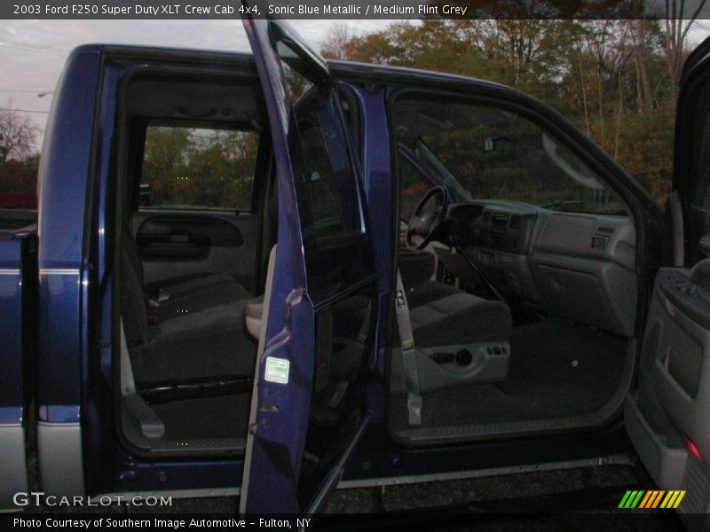 Sonic Blue Metallic / Medium Flint Grey 2003 Ford F250 Super Duty XLT Crew Cab 4x4