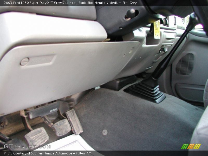 Sonic Blue Metallic / Medium Flint Grey 2003 Ford F250 Super Duty XLT Crew Cab 4x4