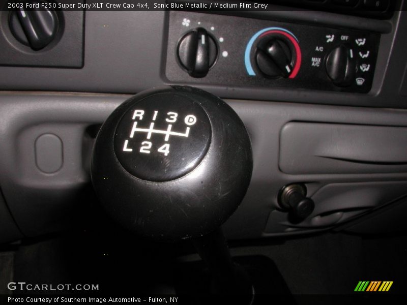 Sonic Blue Metallic / Medium Flint Grey 2003 Ford F250 Super Duty XLT Crew Cab 4x4
