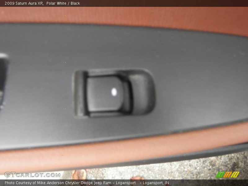 Polar White / Black 2009 Saturn Aura XR