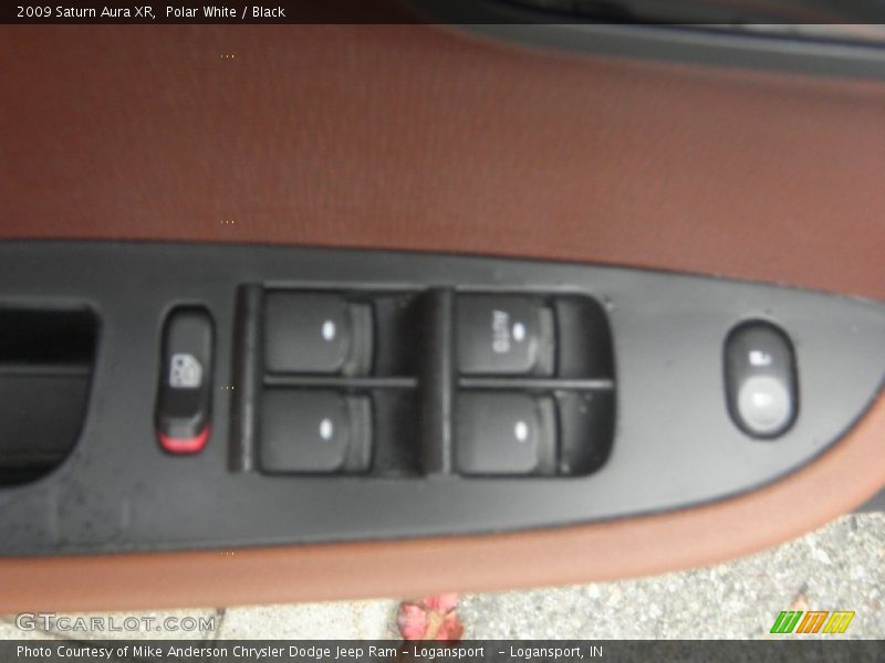 Polar White / Black 2009 Saturn Aura XR