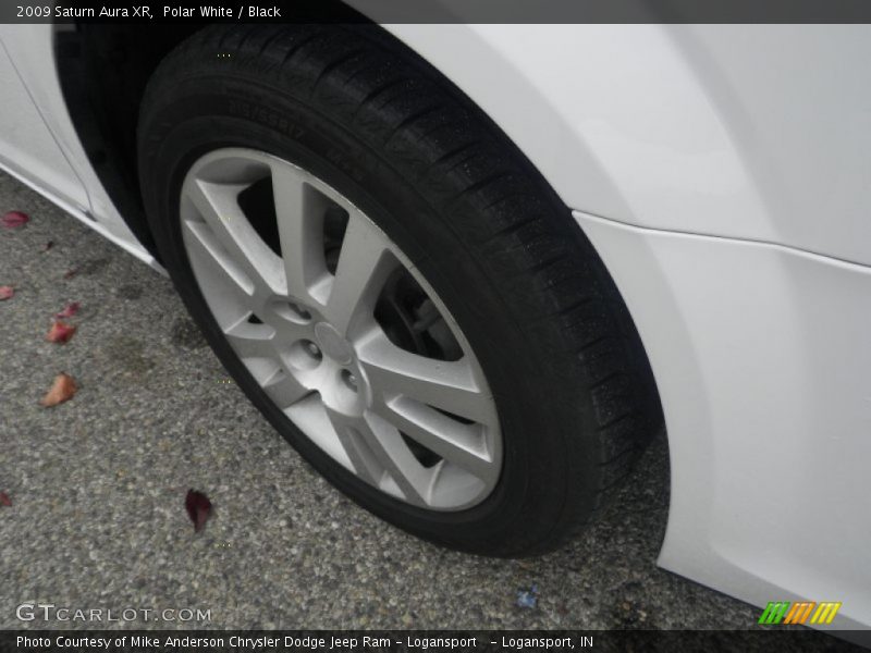 Polar White / Black 2009 Saturn Aura XR