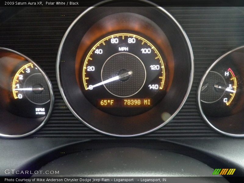 Polar White / Black 2009 Saturn Aura XR