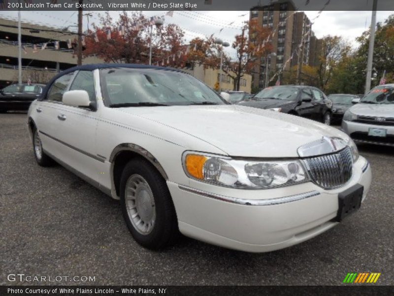 Vibrant White / Deep Slate Blue 2001 Lincoln Town Car Executive