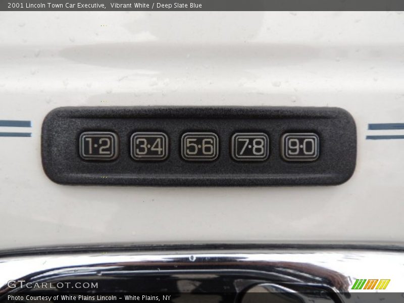 Vibrant White / Deep Slate Blue 2001 Lincoln Town Car Executive