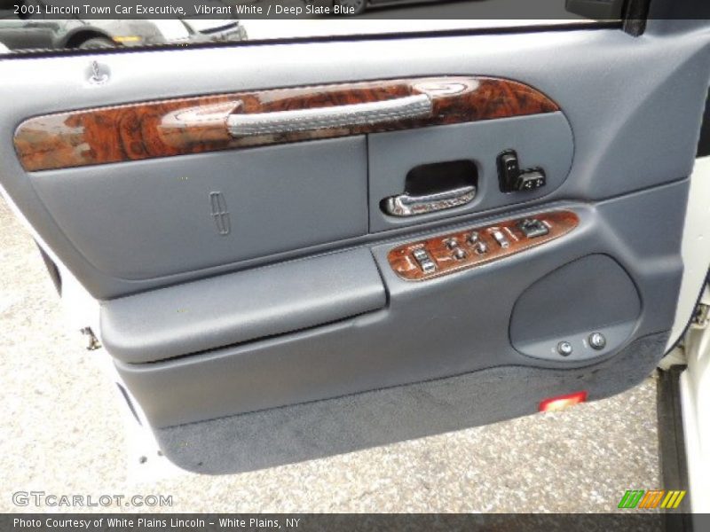 Vibrant White / Deep Slate Blue 2001 Lincoln Town Car Executive