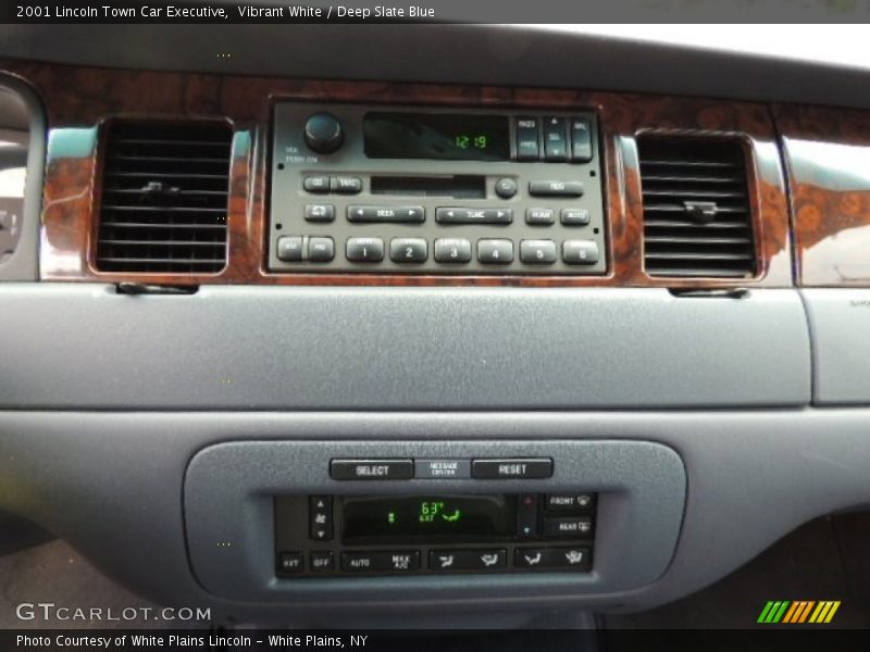 Vibrant White / Deep Slate Blue 2001 Lincoln Town Car Executive