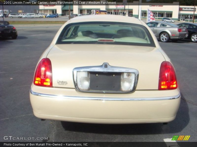 Ivory Parchment Tri Coat / Medium Parchment 2001 Lincoln Town Car Cartier