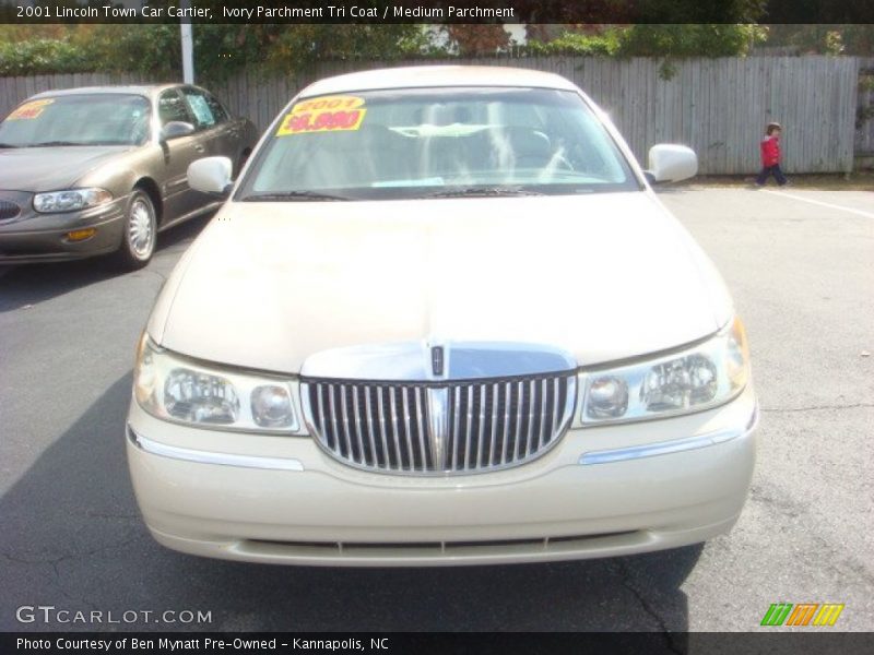 Ivory Parchment Tri Coat / Medium Parchment 2001 Lincoln Town Car Cartier