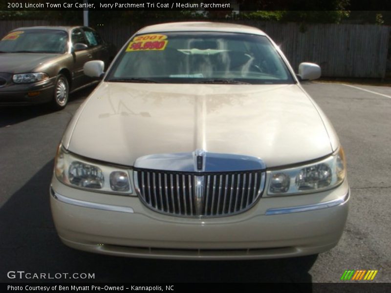 Ivory Parchment Tri Coat / Medium Parchment 2001 Lincoln Town Car Cartier