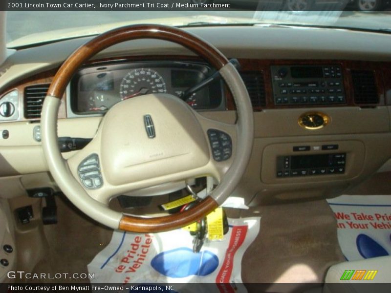 Ivory Parchment Tri Coat / Medium Parchment 2001 Lincoln Town Car Cartier