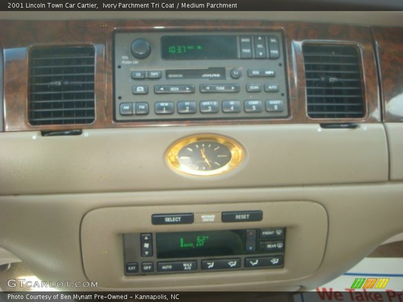 Ivory Parchment Tri Coat / Medium Parchment 2001 Lincoln Town Car Cartier